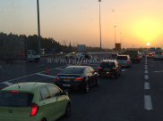 بالصور: ازدحامات مرورية بشارع 6 قرب اللد في اعقاب الحادث